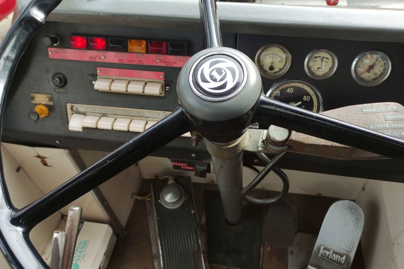 Rondrit met museumbussen door Arnhem